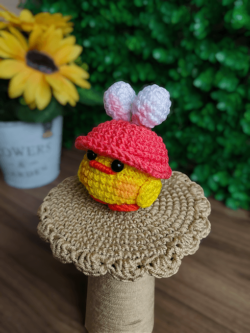 Pollito sombrero conejo